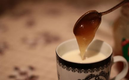 Молоко з медом при застуді