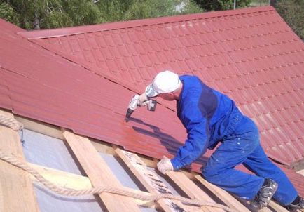 Montarea acoperișului din plăci metalice - reguli și ordine de lucru, exemple pe video și fotografii