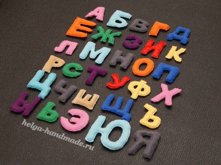 Puha ábécé betűi és számok a szövet a kezével (szövet) Puha ábécé betűi és számok a szövet meg a kezét
