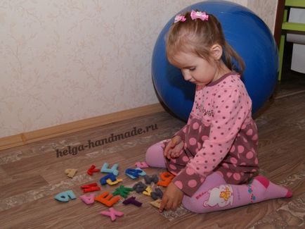 Puha ábécé betűi és számok a szövet a kezével (számokat) Puha ábécé betűi és számok a szövet meg a kezét