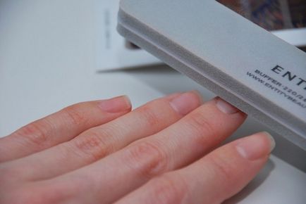 Нанесення гель-лаку - один із способів відростити свої нігті, жіночий онлайн журнал лабораторія