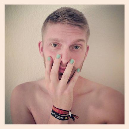 Новий тренд в соцмережах - чоловіки фарбують нігті кольоровими лаками (фото)