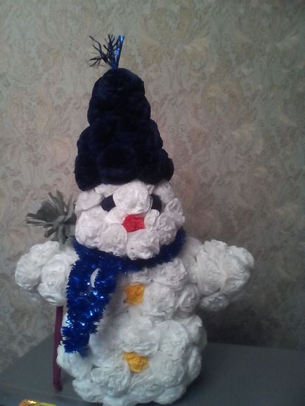 Новорічний сніговик з трояндочок, зроблених з серветок своїми руками