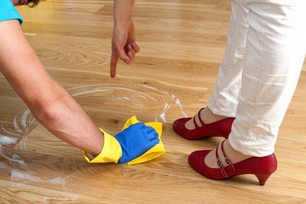 Cipő, fekete talppal levelek fekete csíkok a padlón (fekete oszlopok) Cipő, fekete talppal levelek fekete csíkok a padlón