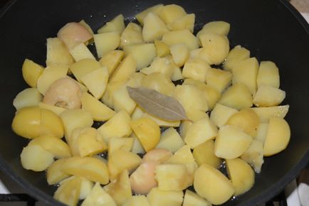 Cartofi fierți într-o tigaie prăjită într-o tigaie - mâncăruri delicioase din cartofi fierți din