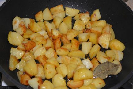 Cartofi fierți într-o tigaie prăjită într-o tigaie - mâncăruri delicioase din cartofi fierți din