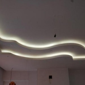 Iluminarea din spate din interiorul tavanului stretch cu benzi LED