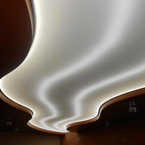 Iluminarea din spate din interiorul tavanului stretch cu benzi LED
