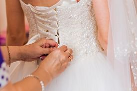 Весільну сукню з перлами і бісером - уроки стилю