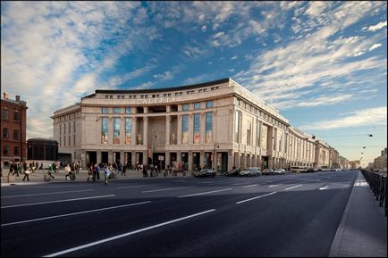 Piața Polustrovsky în orele de deschidere din St. Petersburg, fotografie