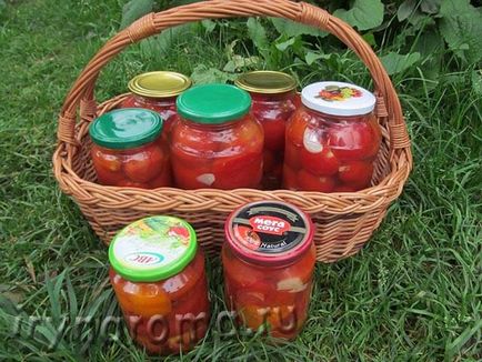Tomate conservate cu usturoi, miere, bisilic și cimbru, arome și flori pentru