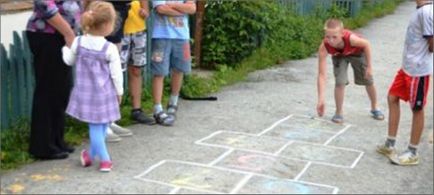 A játék szabályai a klasszikus húsgombóc az aszfalton (aszfalt) A játék szabályai a klasszikus húsgombóc a járdán