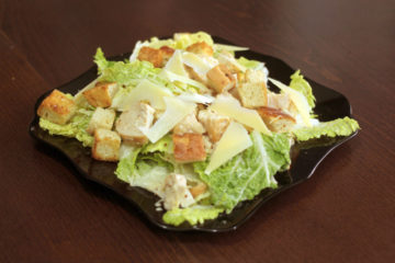 O rețetă simplă de salată - Caesar - pentru gătit rapid