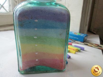 Curcubeu într-o sticlă de creioane colorate și sare sau nisip, clasa de master