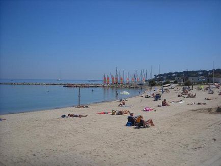 A történet egy utazás a Côte d'Azur egy beszámolót egy utat Antibes