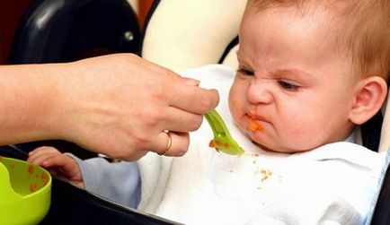 A gyermek eszik keveréke kindermenyu