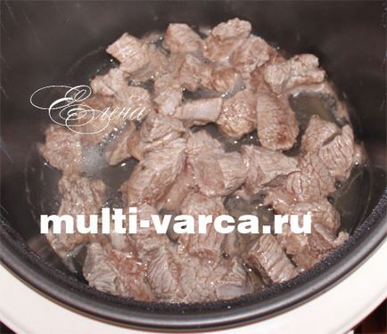 Orez cu carne de vită și roșii într-un multivariat