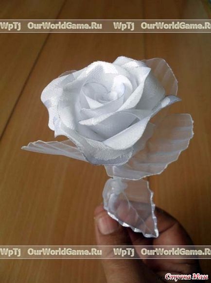 Trandafiri din țesătură și un coș de nuntă din carton cu mâinile lor