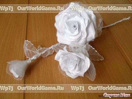 Trandafiri din țesătură și un coș de nuntă din carton cu mâinile lor