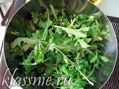 Salata cu arugula si sampanie proaspete sub otet balsamic, retete vegetariene mari