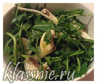 Salata cu arugula si sampanie proaspete sub otet balsamic, retete vegetariene mari