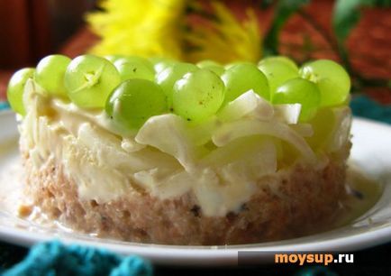 Salată - ciorbă de struguri - cu pui, brânză și nuci