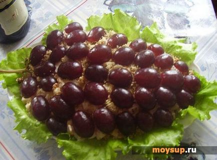 Салат - виноградне гроно - з куркою, сиром і горіхами