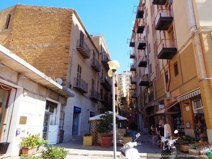 Függetlenül a Szicília déli partján Agrigento, hogy vizsgálják felül a turista arkhip251166 (Szicília) Függetlenül a Szicília déli partján Agrigento, hogy vizsgálják felül a turista arkhip251166