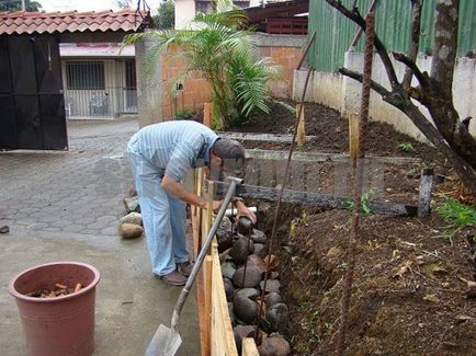 Construcția de gard din piatră de râu, fă-o singur!