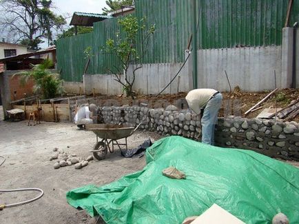 Будівництво паркану з річкового каменю-роби сам!