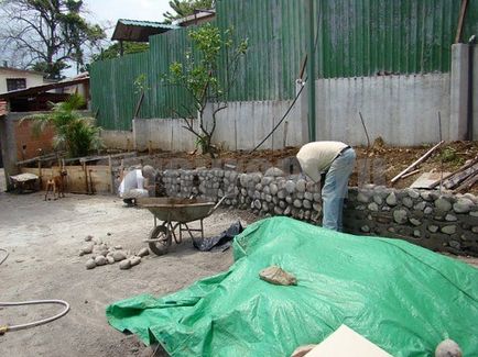 Construcția de gard din piatră de râu, fă-o singur!