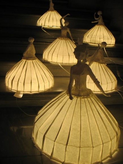 Світильник в формі ляльки з паперу та папьемаше