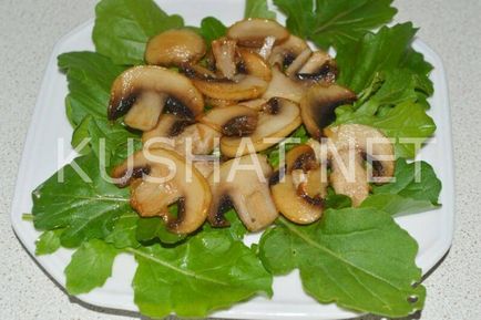 Теплий салат з руколою і грибами печерицями