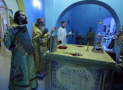 Trei în haine albe botez neobișnuit de prizonieri ai unei sticle