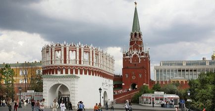 Троїцькі ворота кремля з боку манежу, як пройти від метро