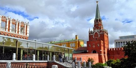 Троїцькі ворота кремля з боку манежу, як пройти від метро