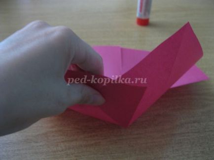 Lalele de hârtie colorată cu mâinile lor pentru copii