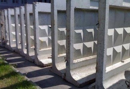 Montarea și instalarea unui gard de plăci de beton