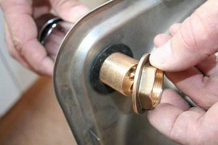 Установка змішувача на кухні як поставити і підключити до водопроводу