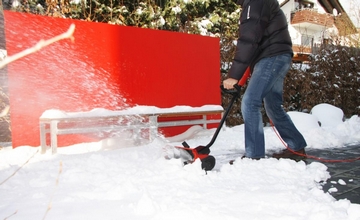 Вибираємо лопату для прибирання снігу зі шнеком механічна або електрична (Електролопата)