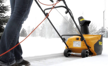 Alegem o lopată pentru curățarea zăpezii cu un șurub mecanic sau electric (electropat)