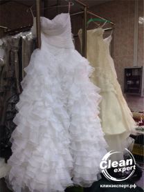 Curățarea curată a rochiei de mireasă - expert curat în Saint Petersburg