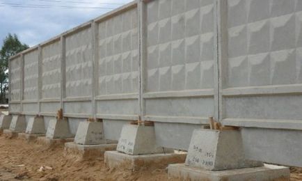 Garduri de plăci de beton Caracteristici de instalare, structură, plusuri și minusuri (foto și video)
