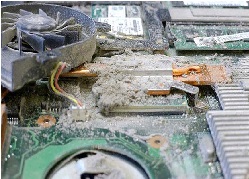 De ce trebuie să curăț laptopul în interiorul prafului?