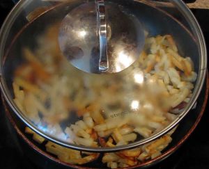 Sült burgonyával (a fedél) (fedél) Fried burgonya (fedél alatt)