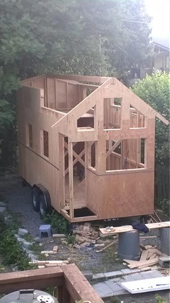 O femeie a construit o casă uimitoare care începe literalmente de la zero