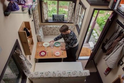O femeie a construit o casă uimitoare pornind literalmente de la zero