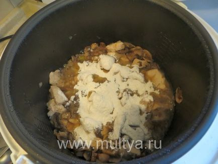Julien a multivarka gombával és csirke (Julienne) Julien a multivarka gombával és csirke