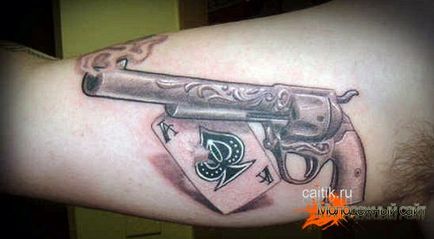 Valoarea unui pistol tatuaj (14 tatuaje foto)