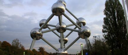 Атоміум - гігантська молекула в Брюсселі